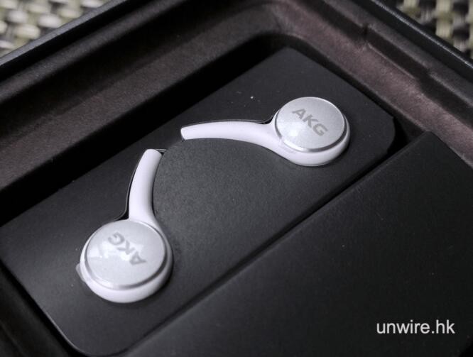 samsung galaxy s10 plus box earphone 1 - 三星最新旗舰 Galaxy S10+ 开箱抢先看