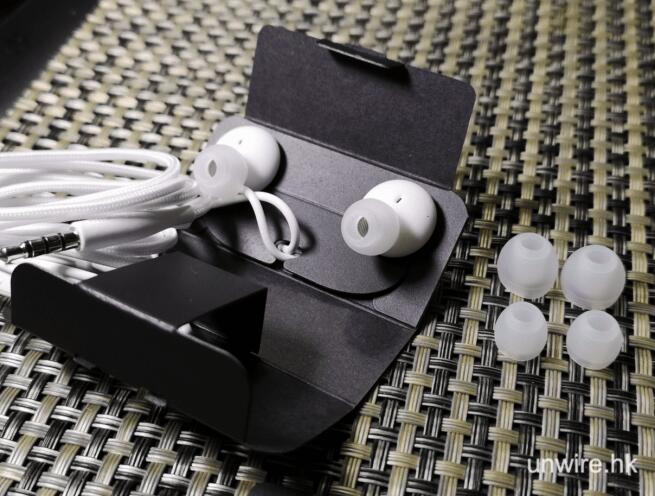 samsung galaxy s10 plus box earphone 2 - 三星最新旗舰 Galaxy S10+ 开箱抢先看