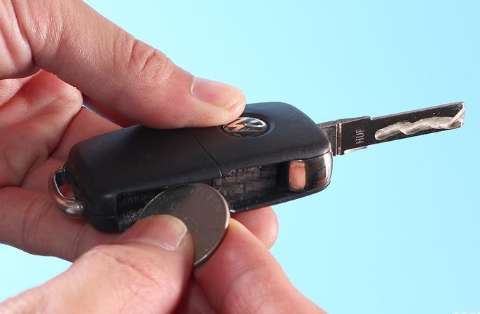 2018款朗逸如何更换钥匙电池 撬开盖板 - 宝来车钥匙电池型号 怎么更换宝来车钥匙电池