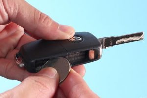 2018款朗逸如何更换钥匙电池 撬开盖板 300x200 - 宝来车钥匙电池型号 怎么更换宝来车钥匙电池